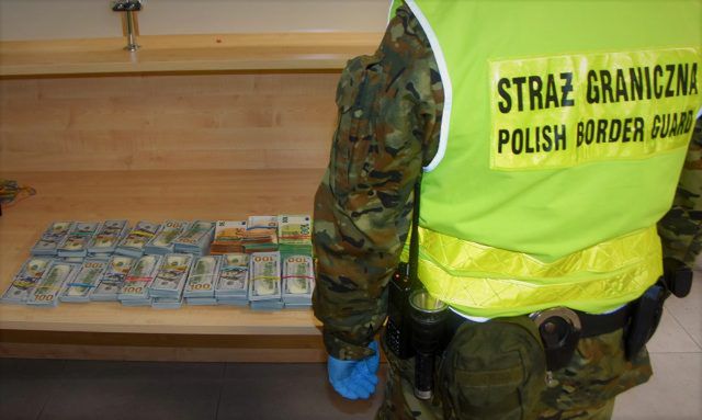 Gotówka o wartości ponad 1,3 mln zł ujawniona na granicy w bagażu obywatelki Ukrainy (zdjęcia)