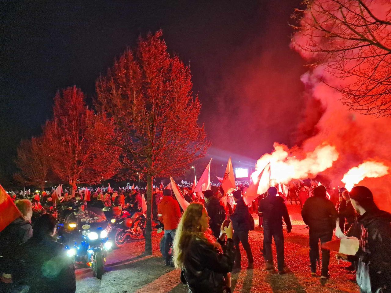 Uczestnicy marszu na błoniach