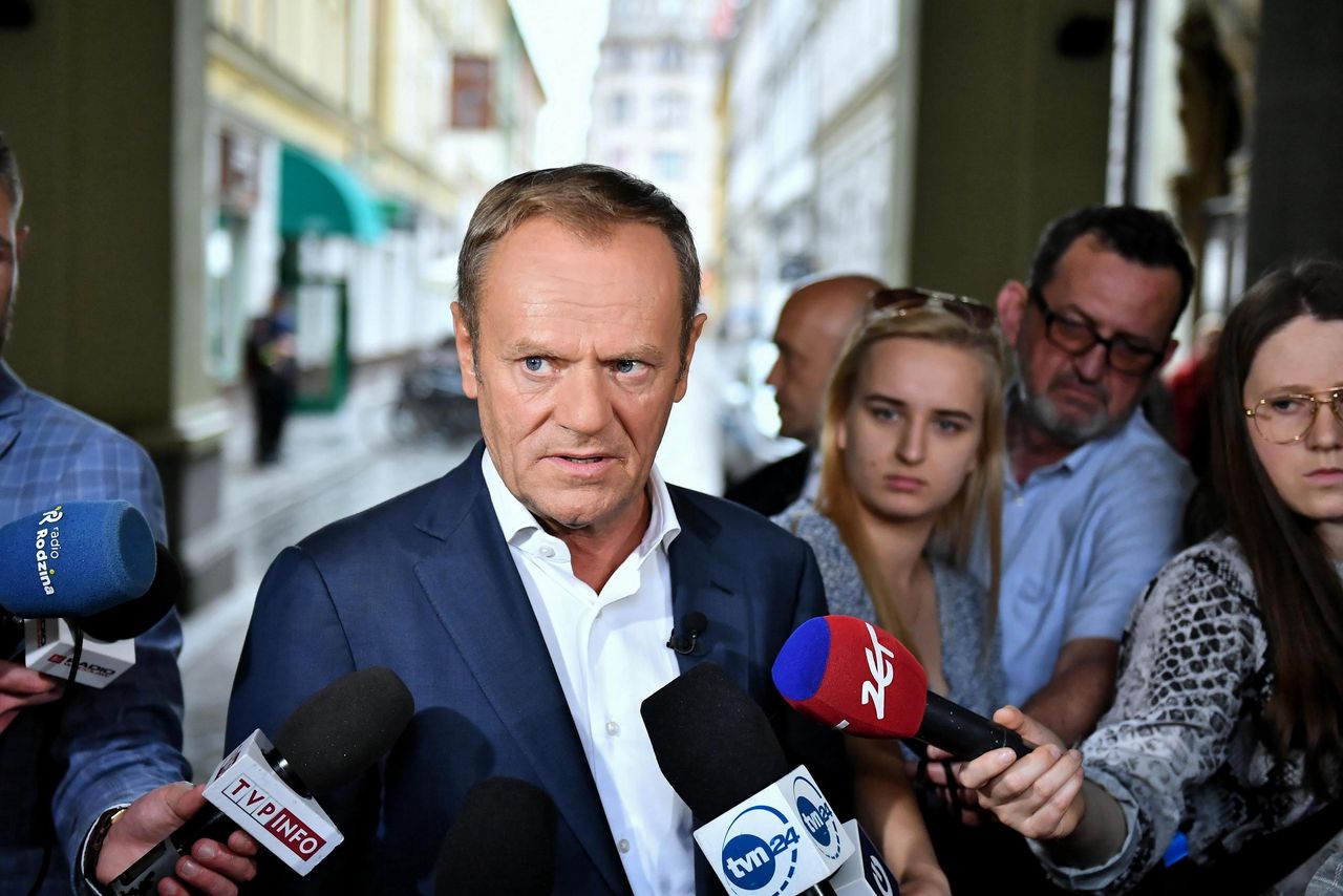 Obniżka cen, podwyżki dla budżetówki. Donald Tusk mówi, co by zrobił jako premier 