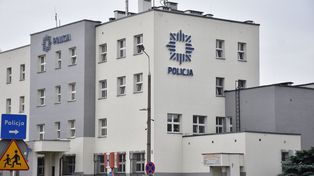 Pijany ojciec opiekował się dzieckiem w Malborku. Służby musiały wejść przez okno