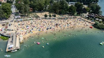 Kraków: Tłumy na Bagrach w upalną sobotę