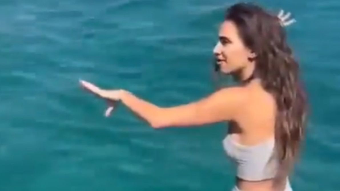 Amerykanka nie wahała się wskoczyć do wody i ratować z niej małego kotka