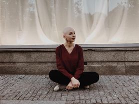 Ola ma łysą głowę i wielki uśmiech. Postanowiła w końcu być sobą