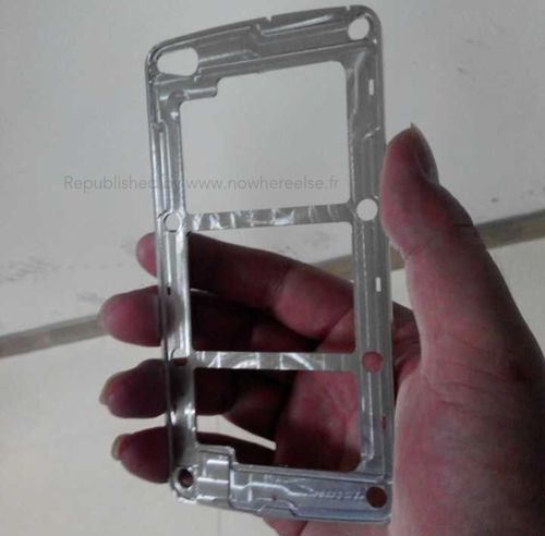 metalowa ramka jednego z Galaxy S5