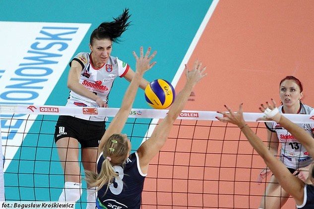 Natalia Maciejczyk (atakuje) zdobyła w meczu z Atomem 6 punktów, wszystkie atakiem; foto: Bogusław Krośkiewicz, legionovia.pl