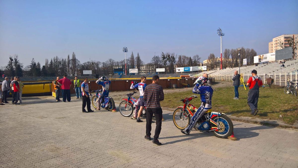 Zawodnicy szykują się do wyjazdu na tor podczas treningu w Bydgoszczy