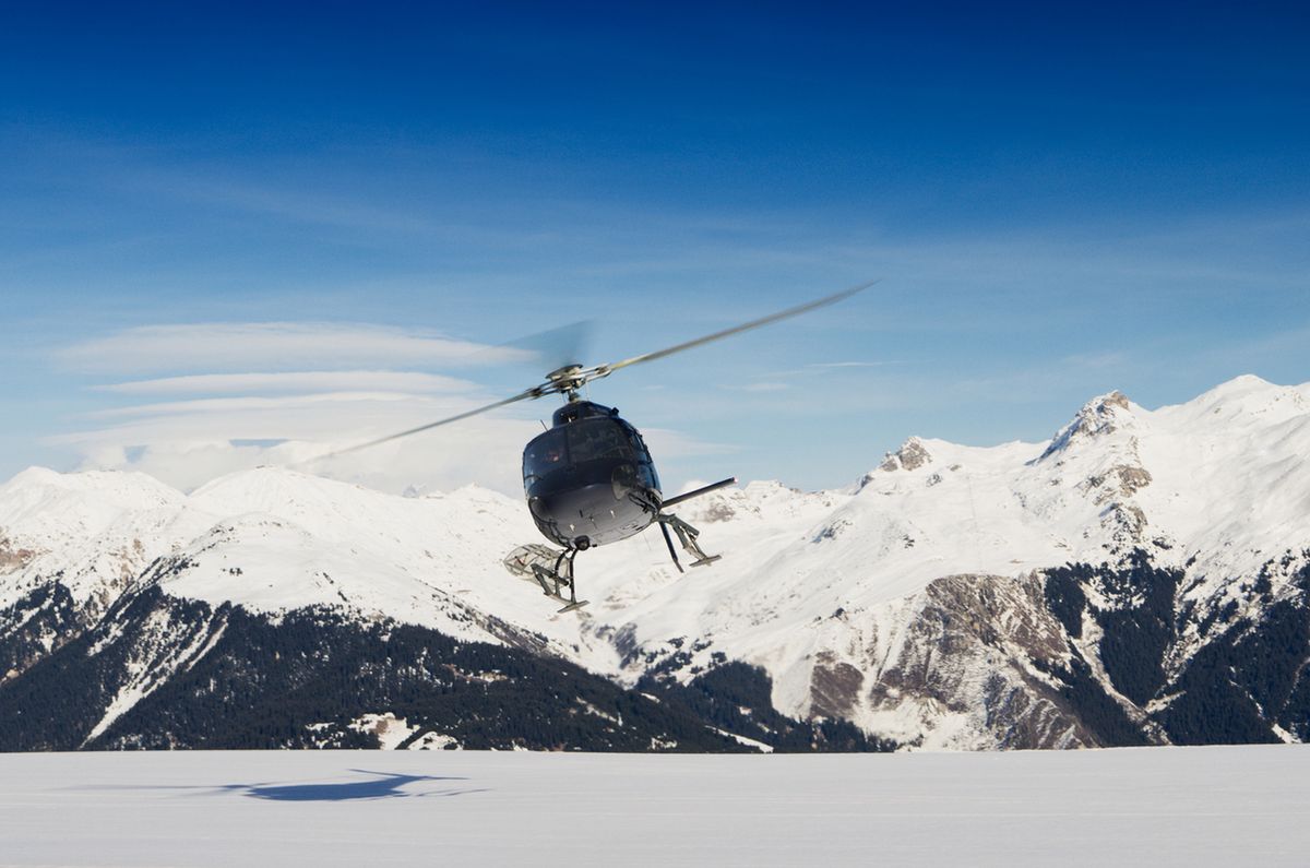 W Pirenejach topnieje śnieg. Właściciele stoków dostarczają go helikopterami