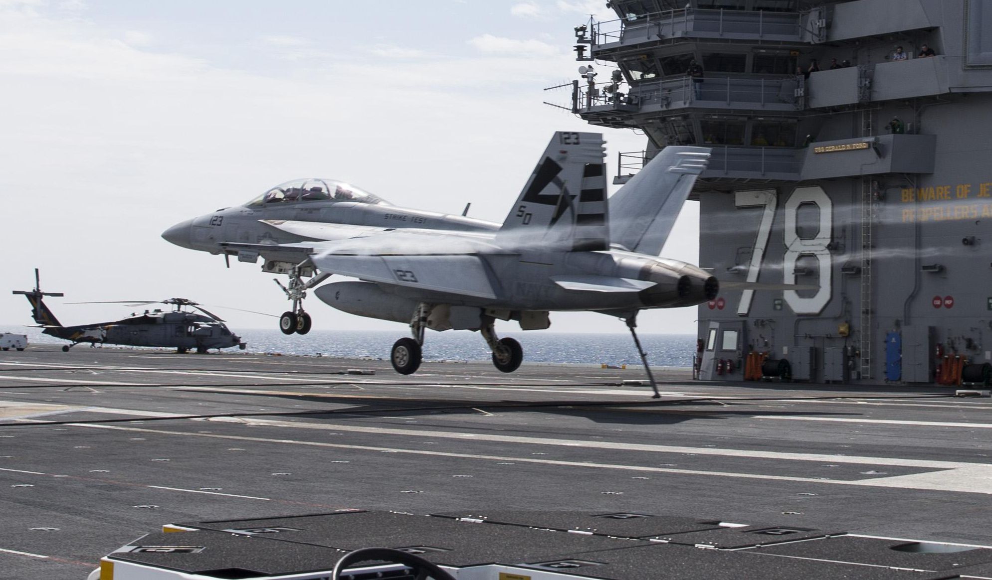 Super Hornet lądujący z wykorzystaniem AAG