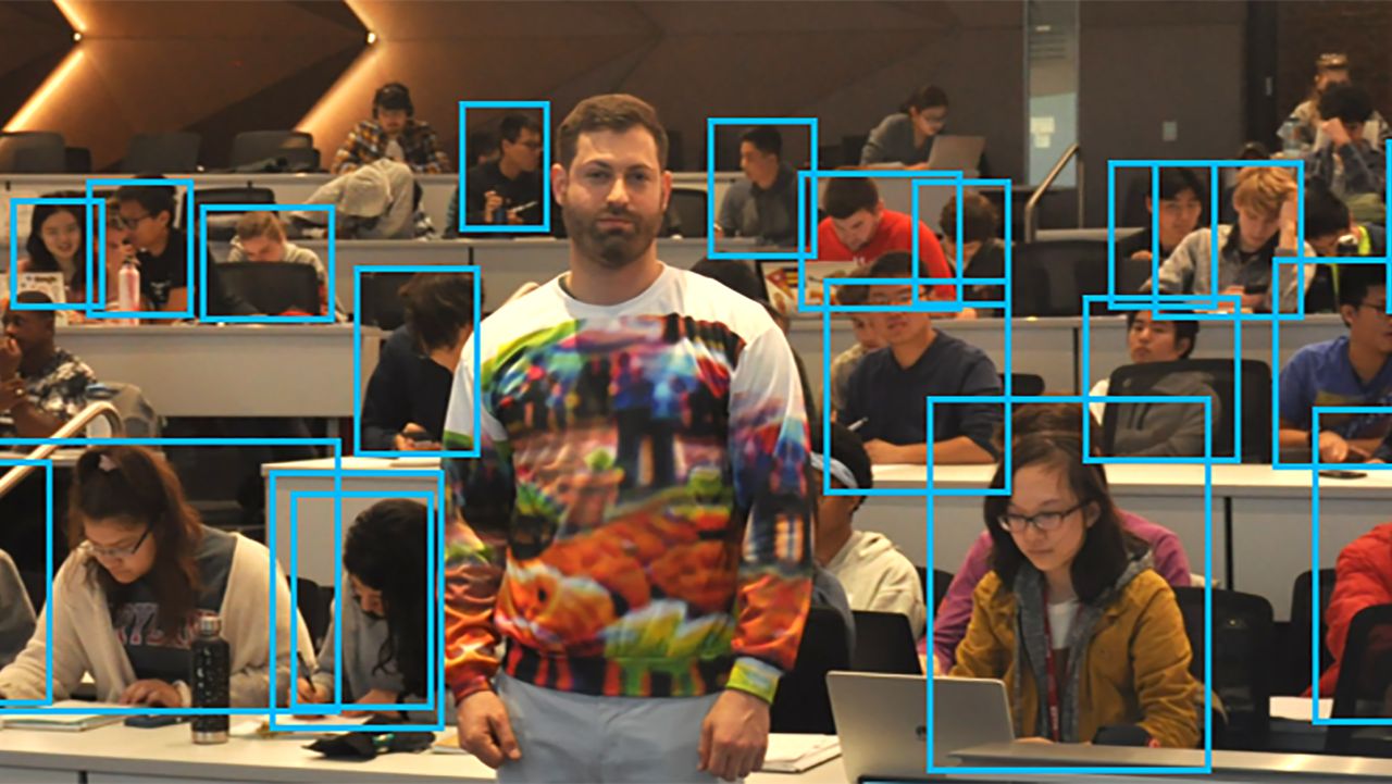 Bluza sprawia, że osoba ją nosząca jest w dużej mierze niewykrywalna dla algorytmów sztucznej inteligencji.