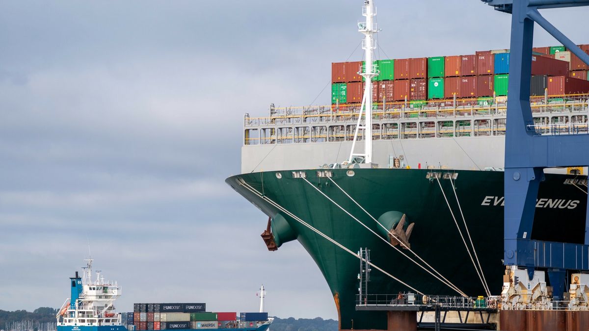 Terminal kontenerowy w Suffolk p?ka w szwachCargo ship Anya is dwarfed by Ever Genius as she arrives into the Port of Felixstowe in Suffolk, as shipping giant Maersk has said it is diverting vessels away from UK ports to unload elsewhere in Europe because of a build-up of cargo. Picture date: Wednesday October 13, 2021.Joe Giddens