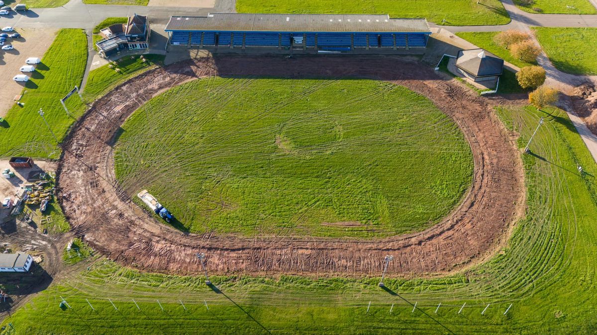 Facebook / Na zdjęciu: rozbiórka toru w Peterborough