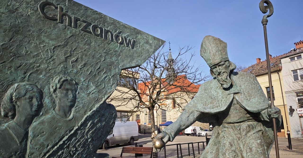 Chrzanów: Ikona miasta czy kosztowna pomyłka? Pomnik św. Mikołaja ponownie na językach mieszkańców