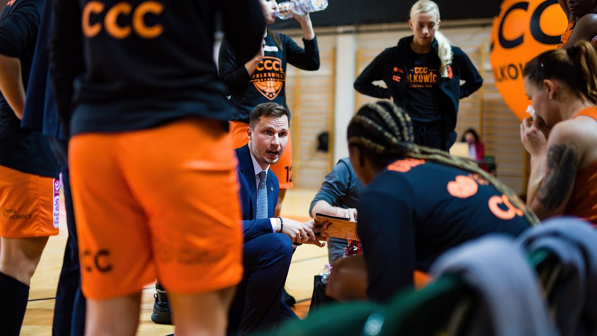 Facebook / Oficjalny profil CCC Polkowice / Na zdjęciu: Karol Kowalewski i koszykarki CCC Polkowice