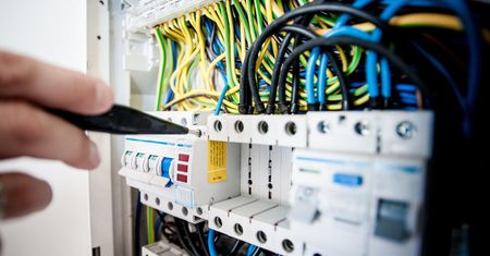 Praca dla elektryka w Radomiu – gdzie szukać i jakie są zarobki?