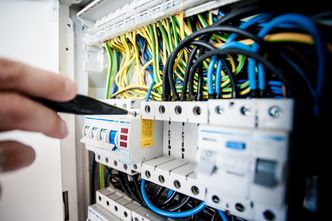 Praca dla elektryka w Radomiu – gdzie szukać i jakie są zarobki?