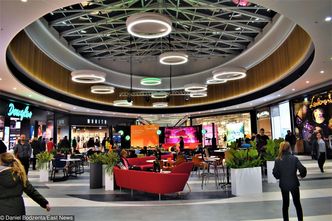 Zakaz handlu w niedzielę. Zamykane galerie, klienci przed telewizorami