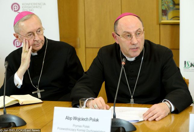 Arcybiskupi Stanisław Gądecki i Wojciech Polak podczas konferencji, na której podane zostały statystyki dotyczące wykorzystywania dzieci przez polskich księży