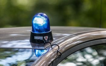 Dzielnicowi pomogli kobiecie odnalezionej w lesie. Była przemoknięta, wyziębiona i zdezorientowana