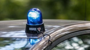 Dzielnicowi pomogli kobiecie odnalezionej w lesie. Była przemoknięta, wyziębiona i zdezorientowana