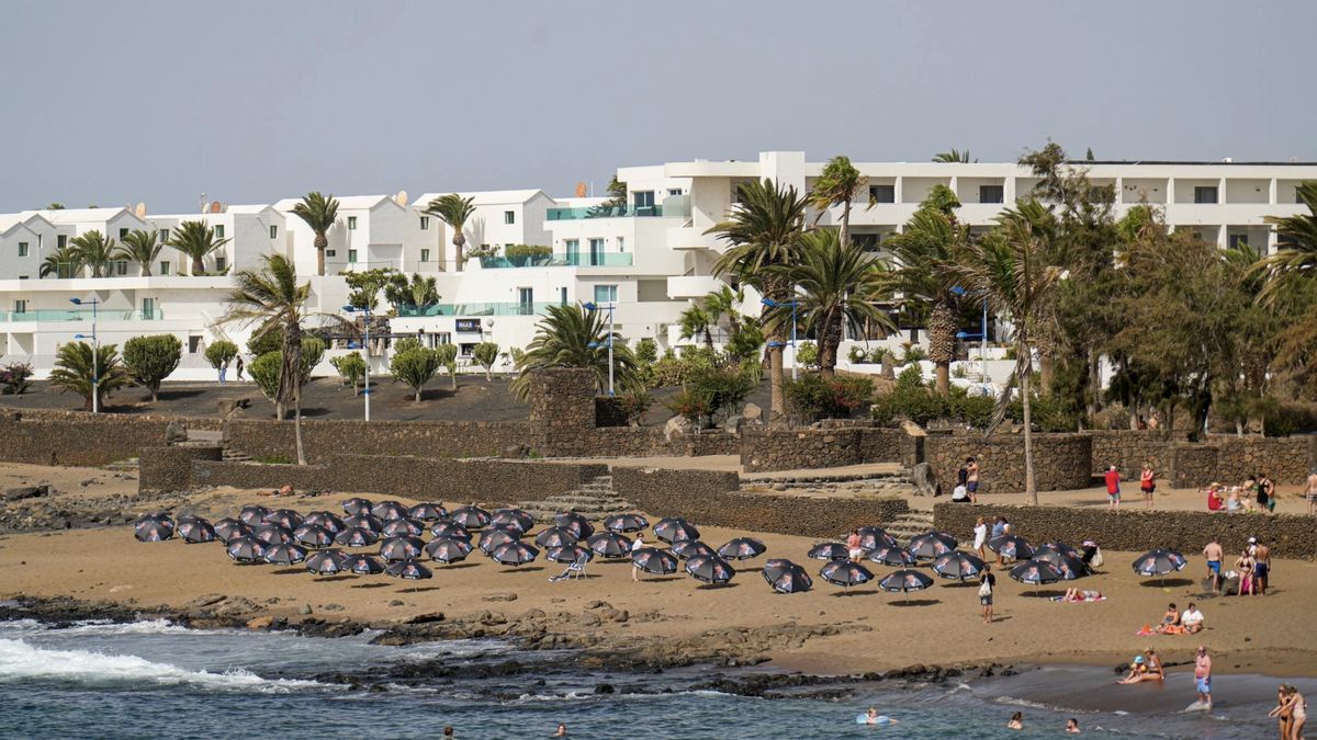Na plaży Playa Bastián rozstawiono blisko 50 namiotów 