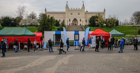 Pierwszego dnia w mobilnym punkcie na pl. Zamkowym zaszczepiło się 600 osób