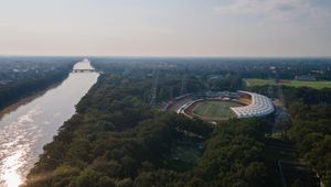 Wielka woda coraz bliżej. Zamienili stadion w twierdzę, a pracownikom dali inne zadania