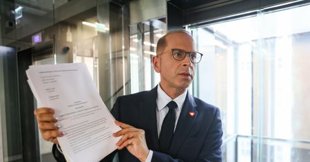 Długopisy i kubki "Sasin Cafe". Szczerba pokazał lewe faktury PiS
