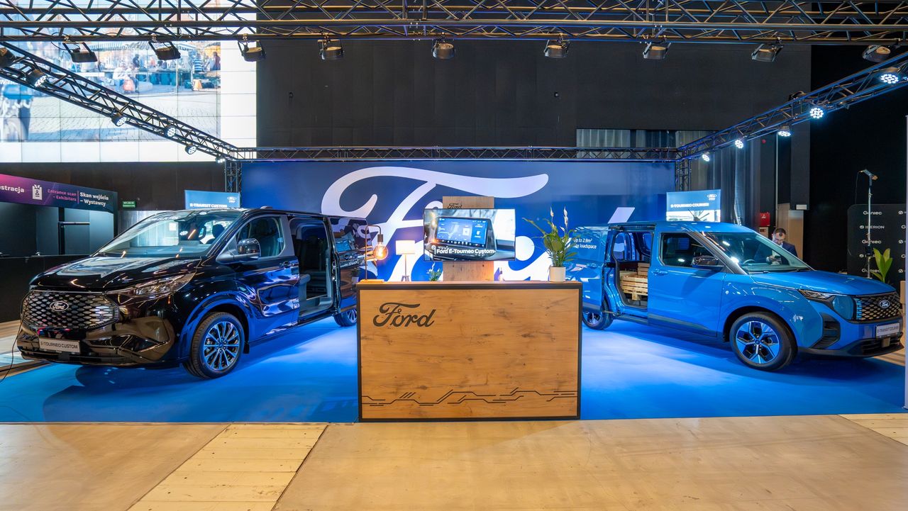 Ford z dwiema polskimi premierami. E-Tourneo Custom i E-Transit Courier pokazane w Katowicach