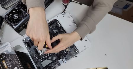 Posadził procesor AMD Ryzen 7 7800X3D na taniej płycie A620. Wnioski mogą zaskoczyć