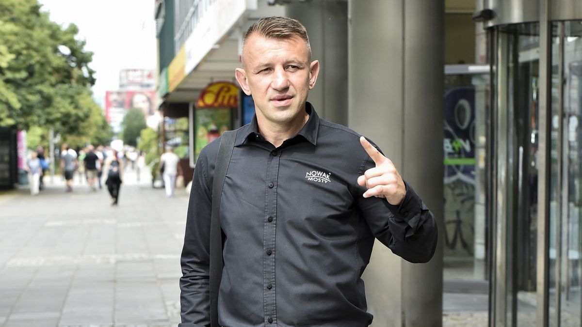 scena z: Tomasz Adamek, SK:, , fot. AKPAczerwiec 2023, ddtvn, TVN, sylwetka, paparazzi, spodnie jeansowe, koszula czarna, buty czarne, mokasyny czarne, torebka czarna, Tomasz Adamek