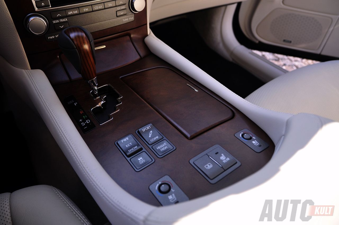 Lexus LS460 (Fot. Marcin Pogorzelski)