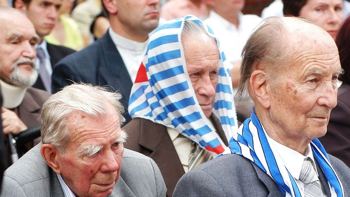 Józef Hordyński (w pasiastej chuście na głowie) podczas obchodów 65 rocznicy pierwszej deportacji więźniów do obozu KL Auschwitz, rok 2005