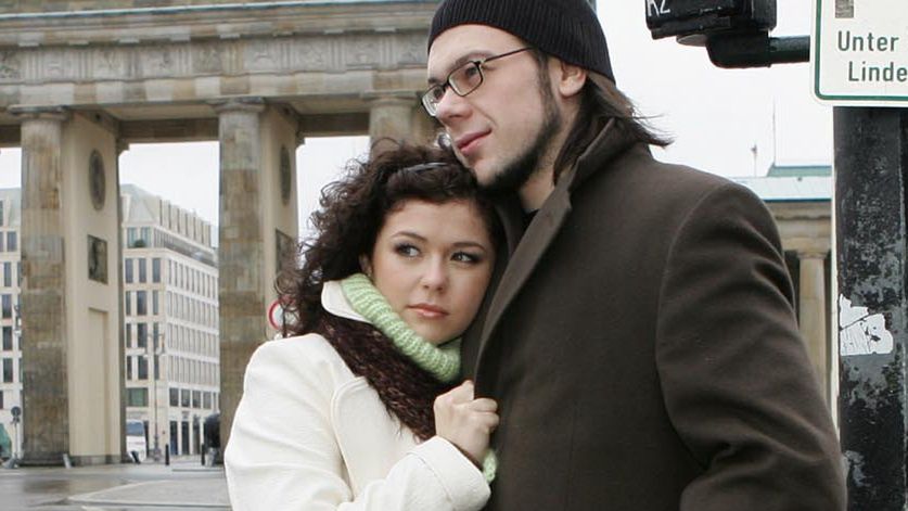 scena z: Katarzyna Cichopek
SK: Festiwal Filmowy Berlin 2005, 55 Festiwal Filmowy w Berlinie, Berlin 2005, szalik, randka, golf, p�aszcz bia�y, Berlin, Brama Brandenburska, Katarzyna Cichopek z ch�opakiem Mateuszem, jeansy, p�aszcz br�zowy
fot. Majewski/AKPA