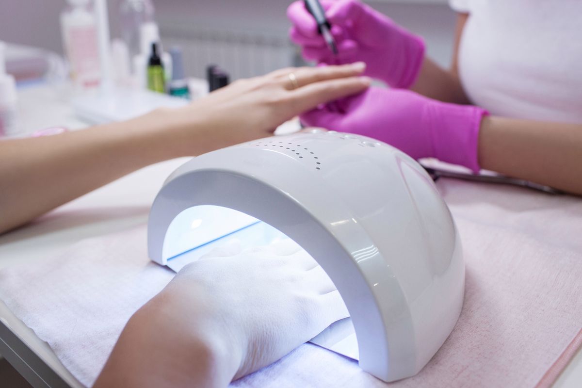 Lampy do manicure hybrydowego – wybierz swój typ
