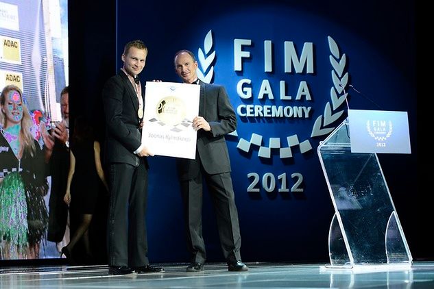Joonas Kylmaekorpi na Gali FIM w Monako (z prawej Hans Nielsen). To nagroda za złoty medal IMŚ w long tracku