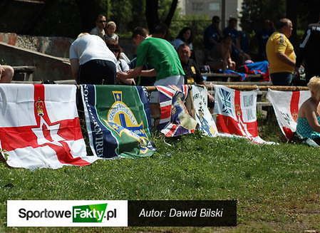 Kibice z Europy prezentują flagi swoich klubów i krajów