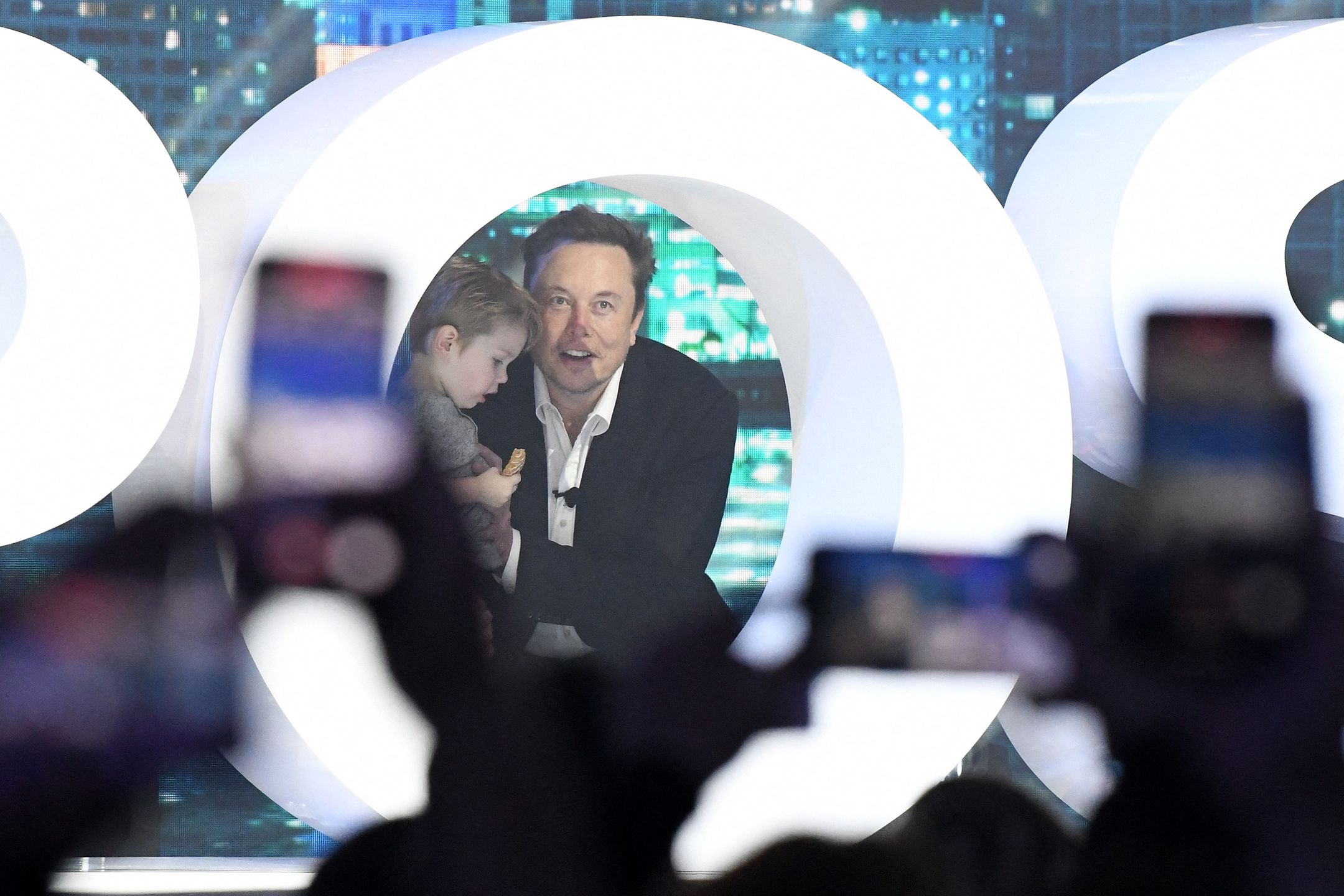 Elon Musk i mały X AE A-XII dokazują razem na konferencji