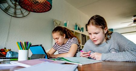 Slang młodzieżowy. Jak zmieniła go edukacja zdalna?