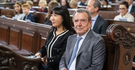 Przyjaciel Putina siedział zupełnie sam. Wymowne zdjęcie z Niemiec