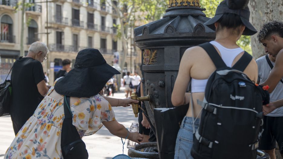 BARCELONA, SPAIN - AUGUTS 11: People are seen on the streets of Barcelona, Spain, on Aug. 11, 2025, as the city endured an exceptionally hot night with temperatures staying above 30°C, one of the most extreme 'torrid nights' in recent years. Residents sought relief at beaches and fountains, while authorities issued heat alerts, activated the 'Plan Calor' emergency protocol, and raised wildfire risk to the highest level in 109 municipalities. Measures were also taken to protect vulnerable populations and zoo animals, with meteorologists warning the heat wave and warm nights may persist. (Photo by Lorena Sopena/Anadolu via Getty Images)