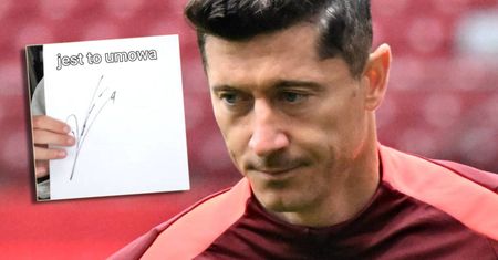 Robert Lewandowski ofiarą podstępu. Myślał, że daje autograf, a podpisał UMOWĘ