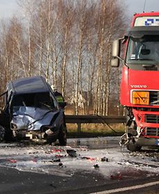 Groźne zderzenie cysterny z osobówką