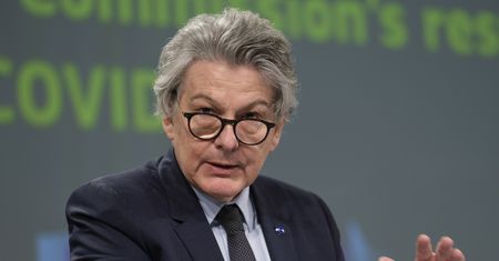 Zakaz aut spalinowych kwestionowany. Komisarz mówi o skutkach