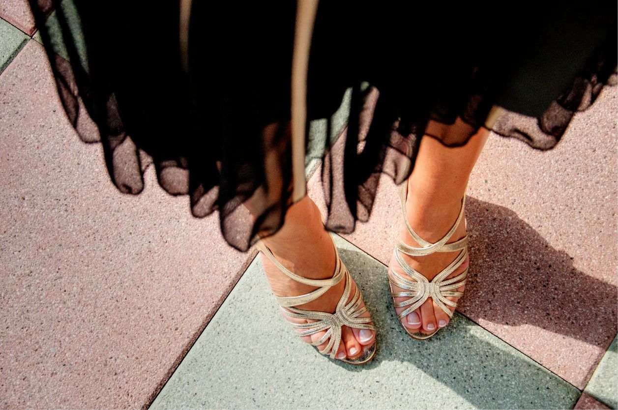 Sandałki na szpilce to elegancki dodatek to wieczorowej sukni