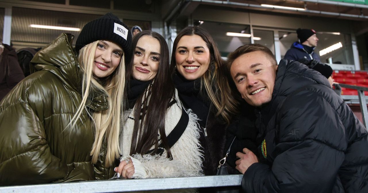 Piłkarze Korony Kielce po meczu z Cracovią na Exbud Arenie pozowali do zdjęć z kibicami i rozdawali autografy. Zobacz zdjęcia