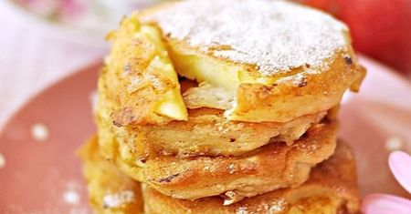 Kroję jabłka na plasterki i zanurzam w cieście. Rodzina prosi mnie o ten deser