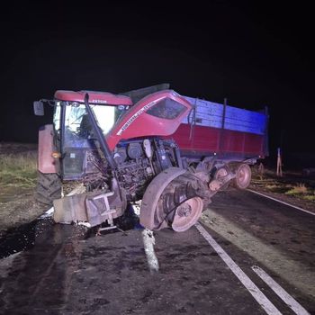 Zalesie: Ciągnik wjechał prosto pod Audi! Cud, że nikt nie zginął