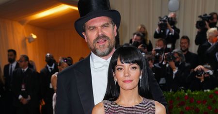 Załamana Lily Allen wyjawiła, że mąż David Harbour ją zdradzał. Korzystał z aplikacji