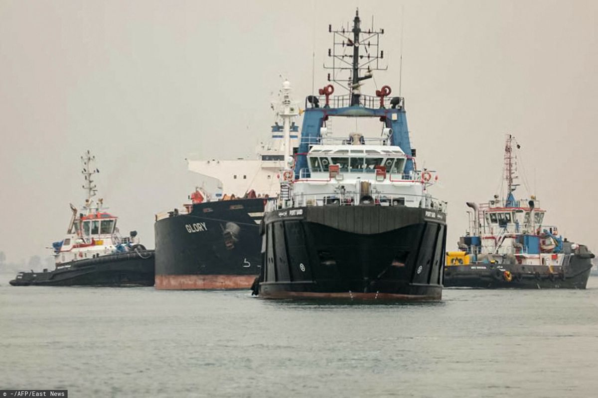 Statek towarowy, który osiadł na mieliźnie w Kanale Sueskim zablokował inne jednostki