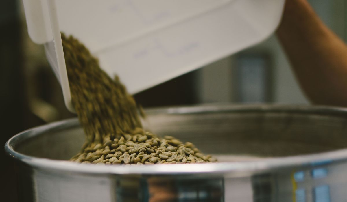 Zielona kawa zyskała na popularności ze względu na swoje korzyści zdrowotne - Pyszności; Fot. Unplash (Battlecreek Coffee Roasters)